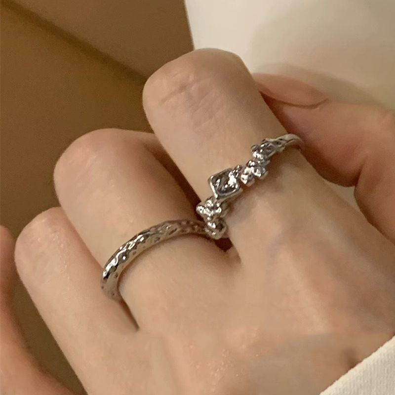 Irregular and cold textured ring, a niche design for women on Instagram, exudes a sense of sophistication and individuality. Stacked ring, a trend in 2023 details Picture
