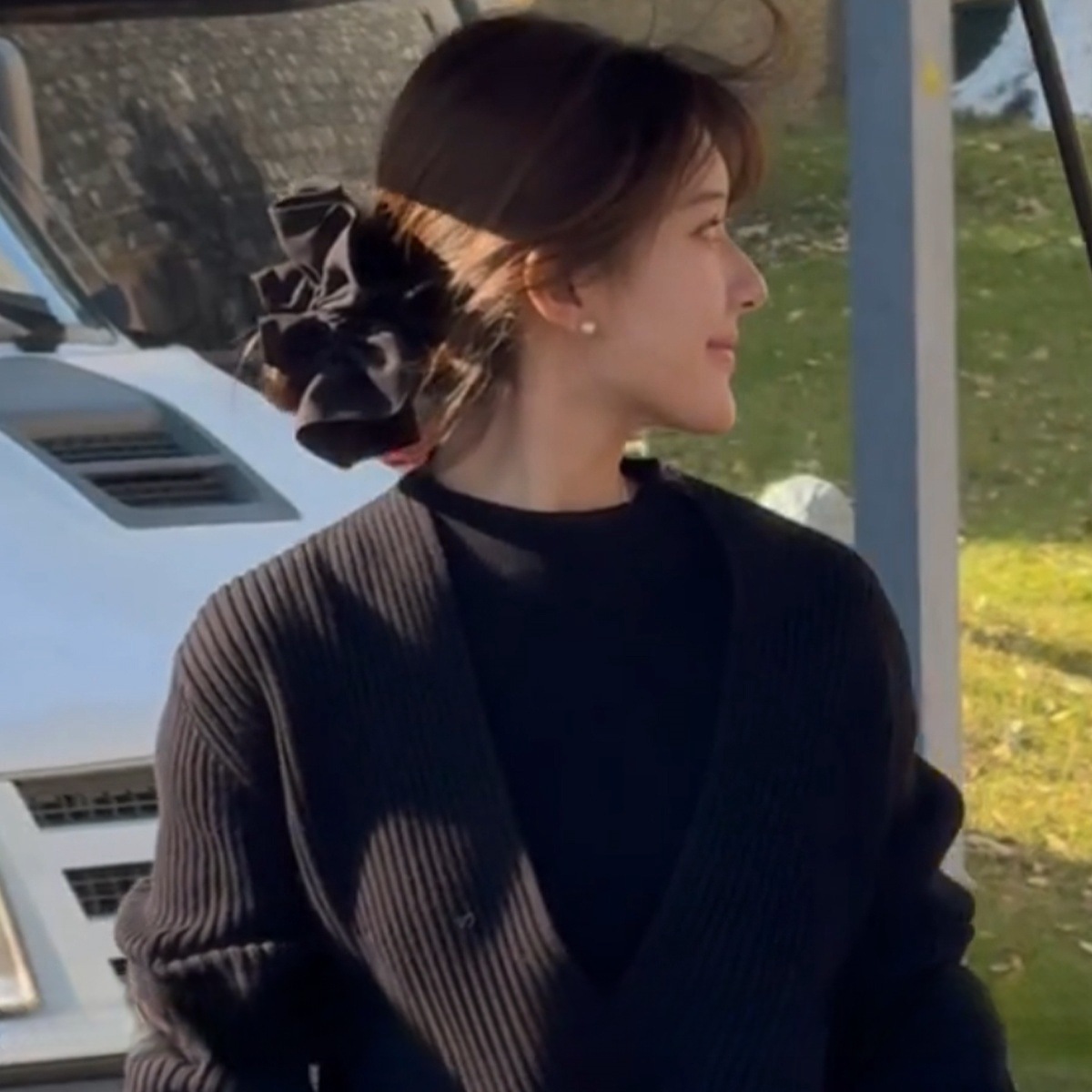 The same style as Zhao Lusi's, with a super large black hair tie and hair band for women's spring and summer bun hairstyle, exudes a high-end vibe Application Scenario