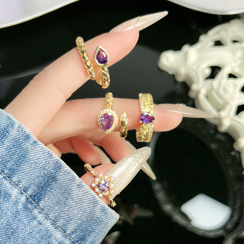 A purple diamond star snake-shaped opening ring with a mid-season autumn and winter atmosphere for women on Instagram. It has a cold style and a sweet and cool quality, making it an index finger details Picture