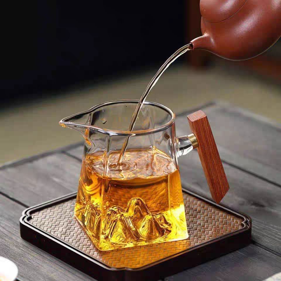 Household wooden handle glass viewing mountain tea strainer integrated public cup tea filter set, tea set accessories, tea distribution set, square fair cup details Picture