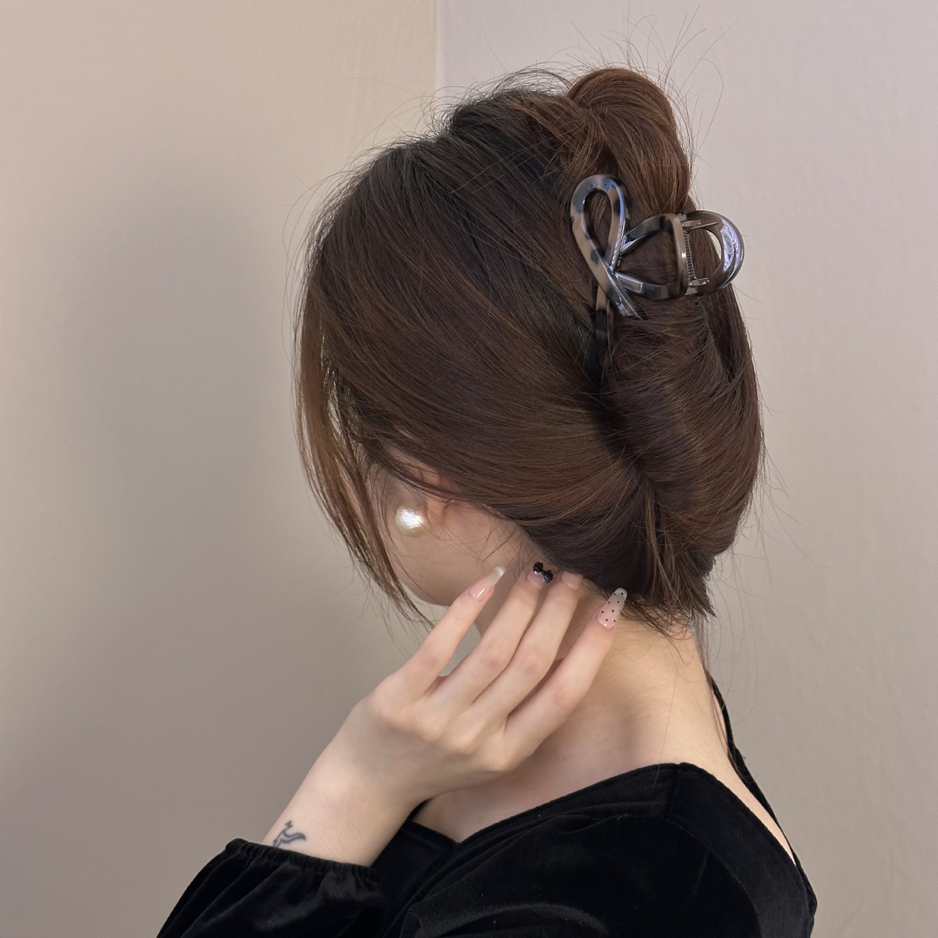 New high-end coffee-colored leopard print grab clip, retro bow, crossed shark clip, back of the head, hair clip and hair accessory Application Scenario