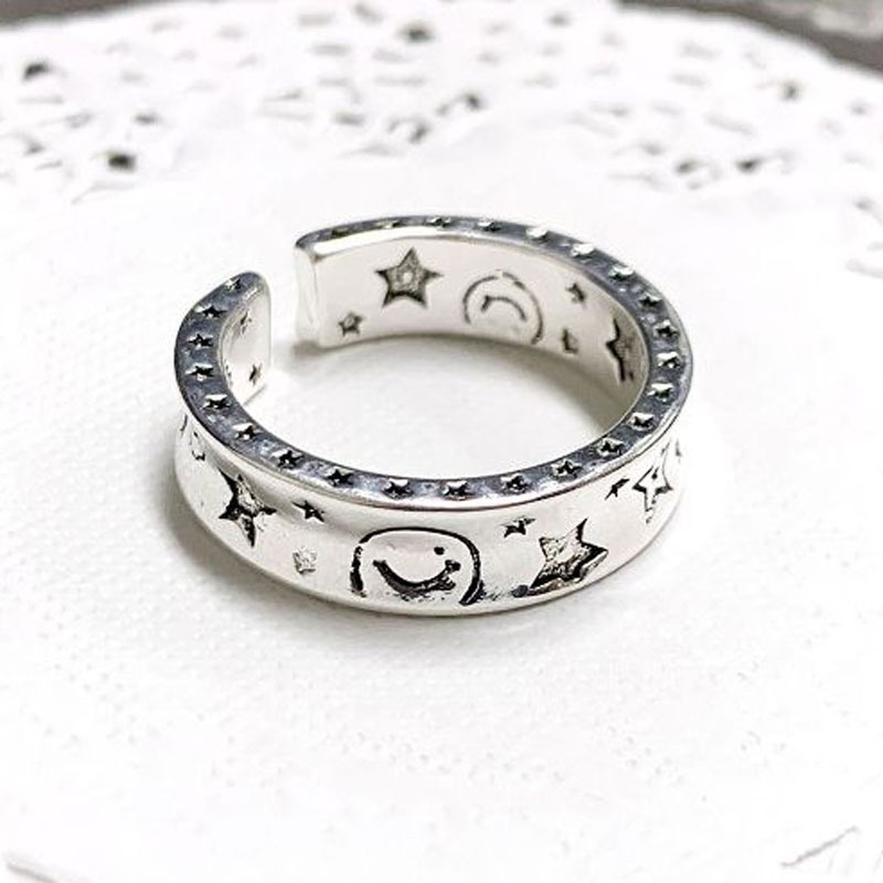 Graffiti star ring, female Instagram, cold style, high-end, individual, cool, retro hip-hop, smiling face, open mouth to eat the ring full figure