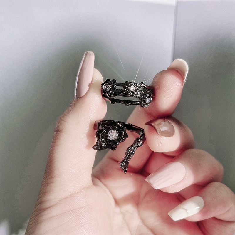 This dark and irregular flower ring with a niche design sense exudes a feminine, light luxury and high-end vibe. It's a trendy and cool ring with thorns and roses full figure