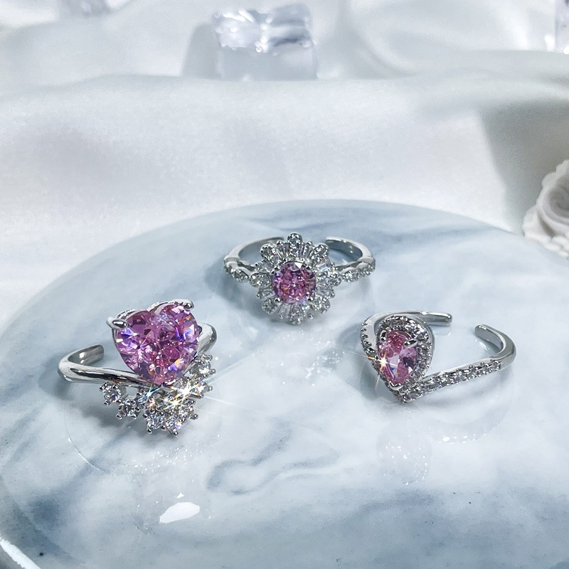 A gentle pink diamond heart-shaped zircon open-top ring with a French niche and light luxury design, a cool and sweet female style ring details Picture