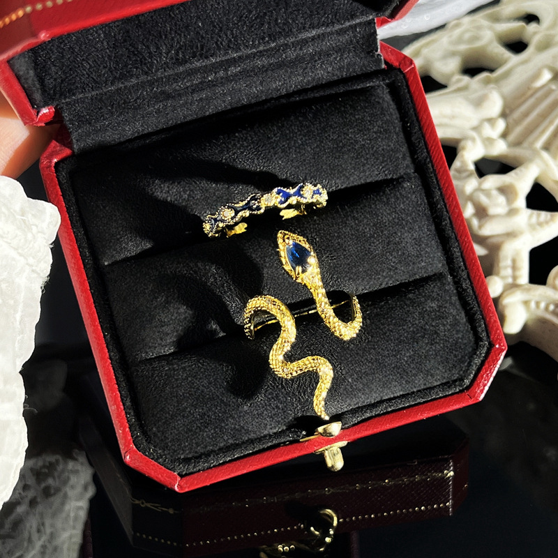 A retro Chinese trend style zodiac snake-shaped blue diamond open ring, a neutral style, fashionable, niche, versatile and high-end index ring Application Scenario
