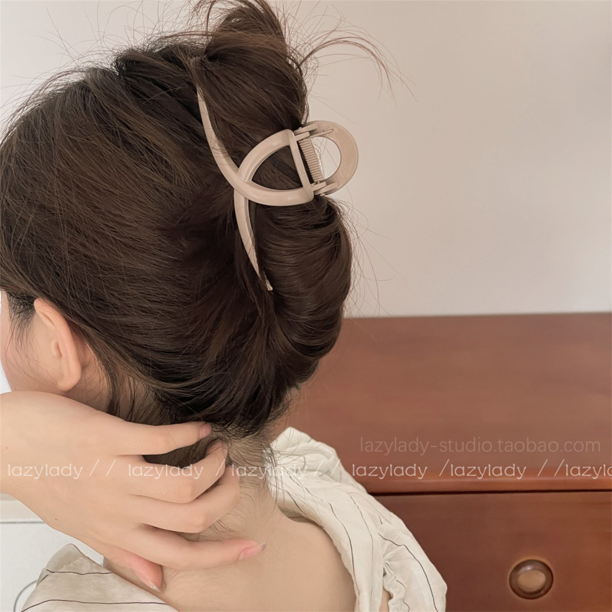 French retro amber hair clip, acrylic scratch-off, large, high-end style, back of the head updo, shark clip new style details Picture