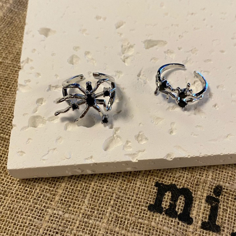 Dark Zircon butterfly open ring, an ins niche design with a sense of sophistication and individuality. The opening can be adjusted, making it a ring for women details Picture