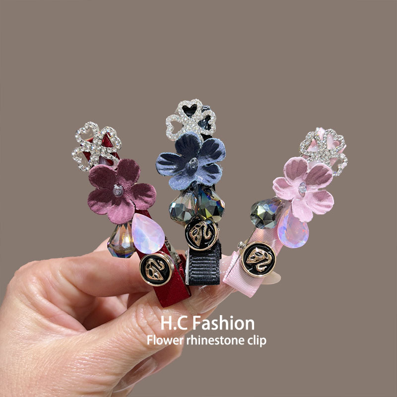 Korean high-end style flower duckbill clips, fashionable women's hair clips, top clips, cute side bangs, one-line clips, hair accessories and headwear Application Scenario