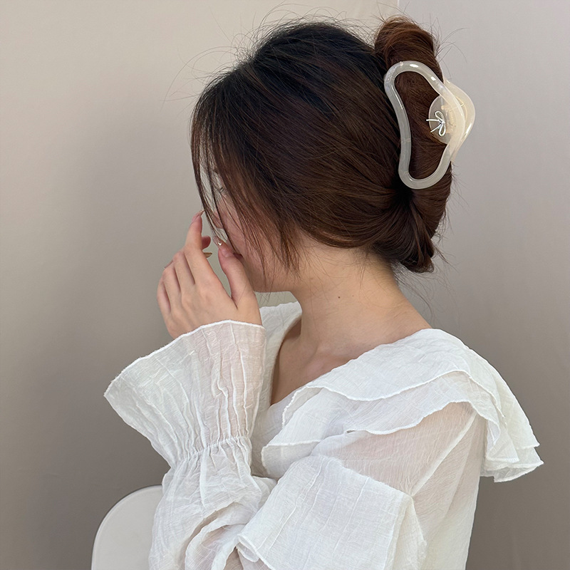 The "Energetic Girl" Korean-style jelly-colored cloud-shaped grab clip exudes a high-end, simple and versatile charm. It's a stylish updo shark clip Application Scenario