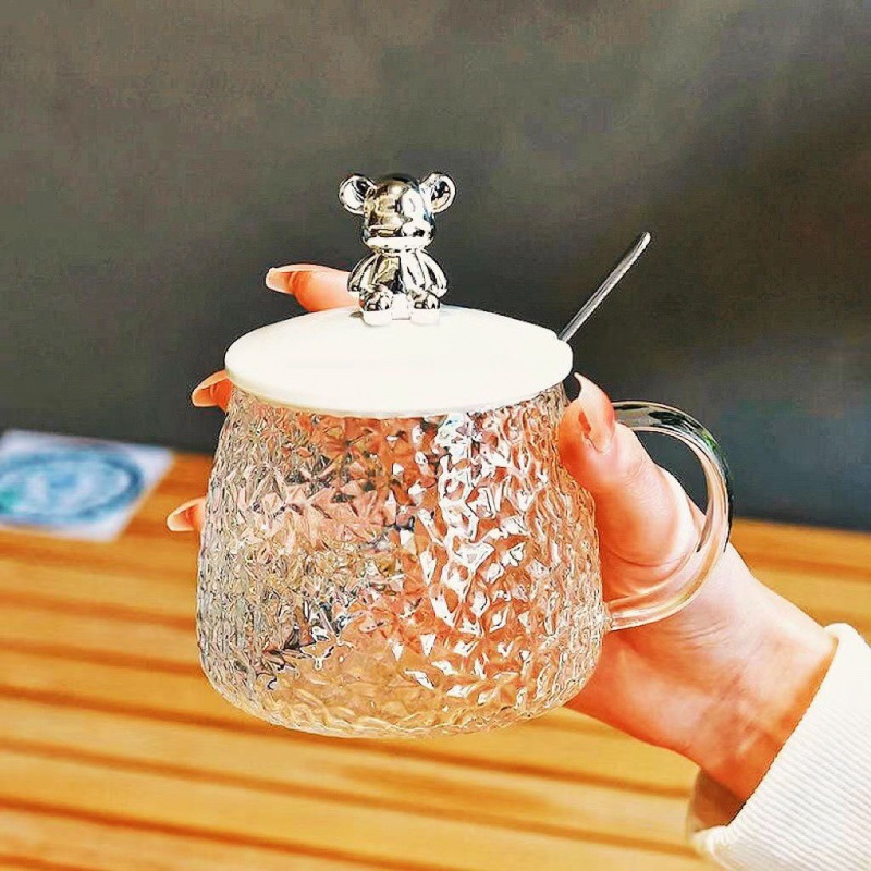 Little bear hammer-patterned glass water cup, simple and ins, high appearance level, with handle and lid, office home coffee cup mug Application Scenario