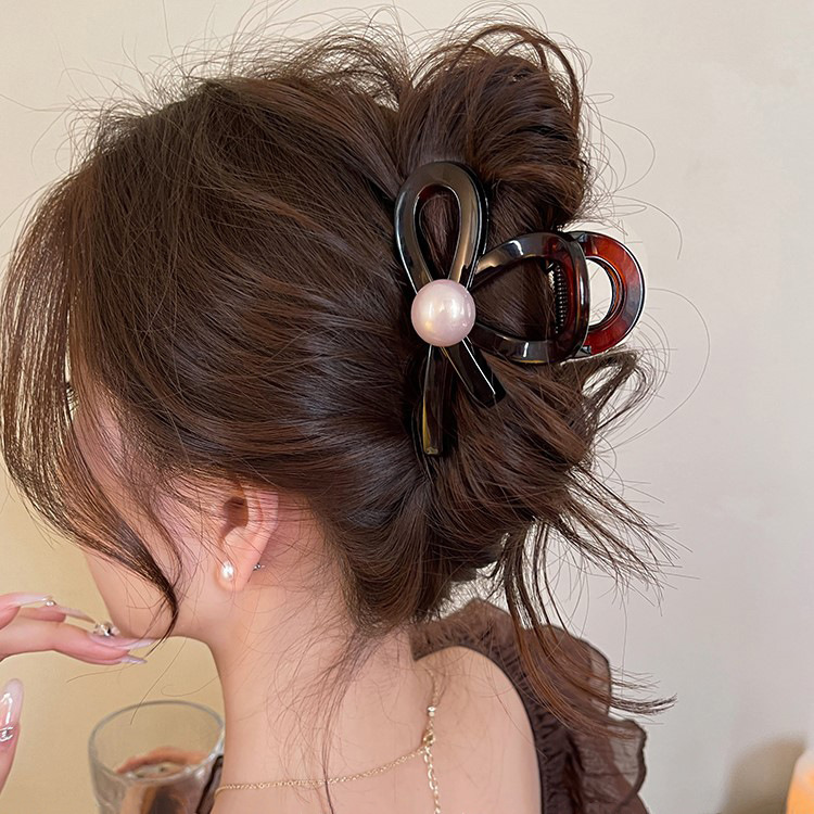 The clip is not large, but it's easy to hold. High-end cross-pearl clip for women, 2025 new style, back of the head hair clip, shark clip Application Scenario