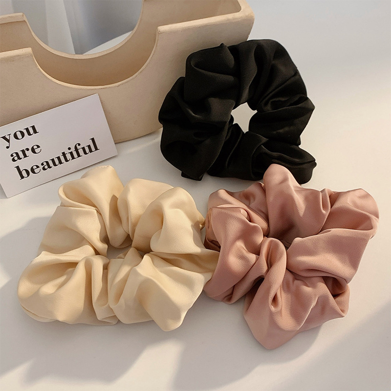 The French double-sided satin pig intestine hair band exudes a high-end vibe. The trendy hair tie is simple and elegant. The large intestine hair tie is a niche and high-quality appearance for women details Picture