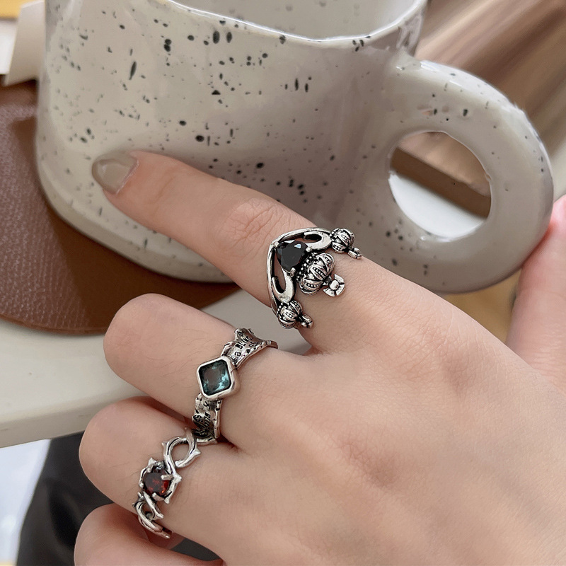 Retro niche open ring for women, aged style crown, geometric irregular graffiti, cold style, individualistic and trendy ring for men full figure