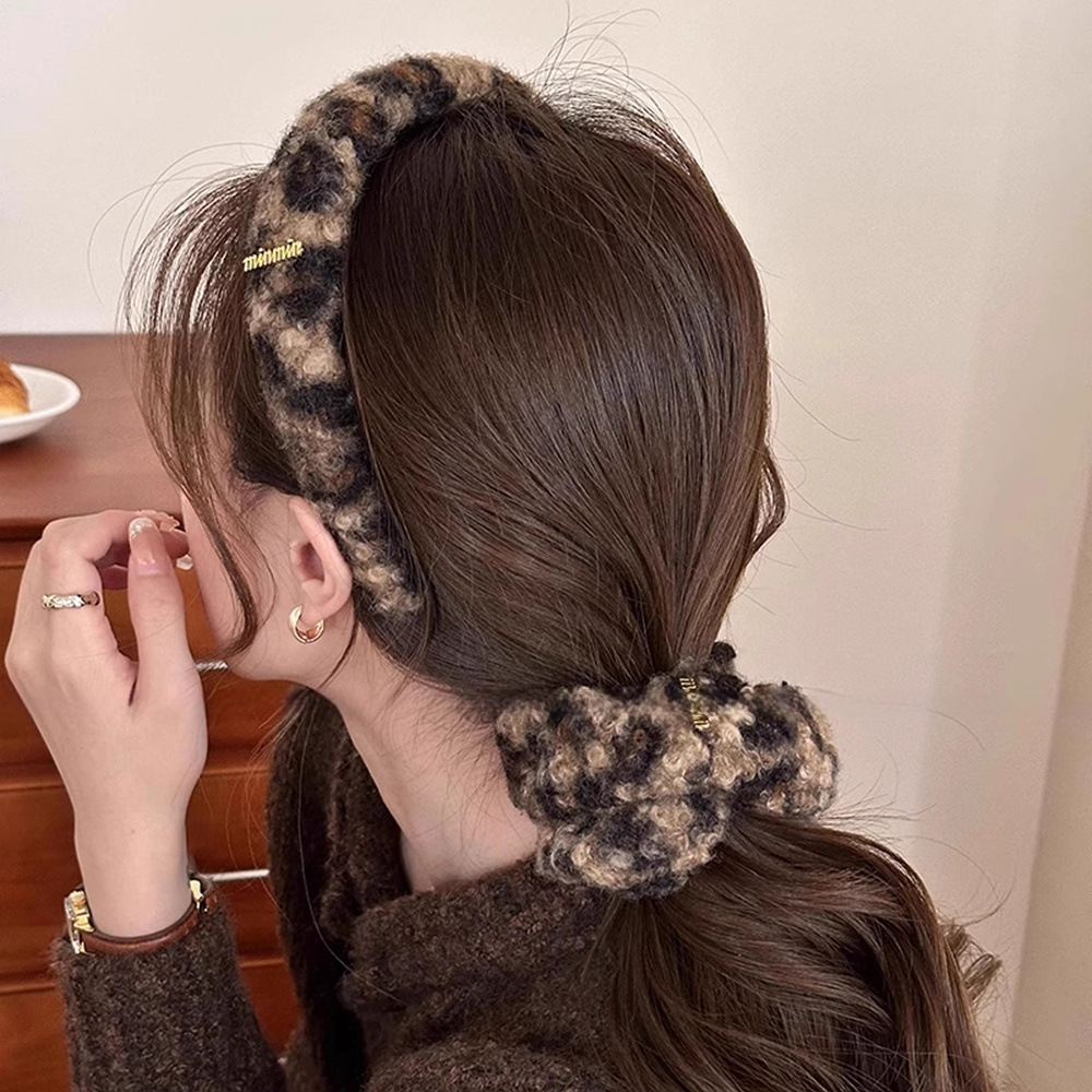 Spring/Summer leopard print plush large scratch-clip women's 2025 new style High-end back head hairpin, elegant shark clip hair accessory Application Scenario
