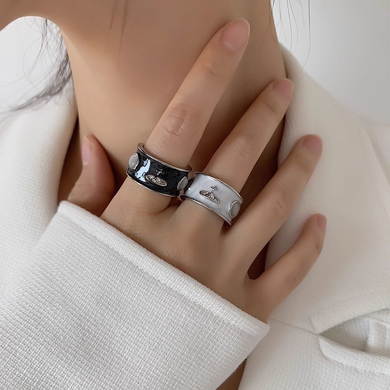 Vivian, the Empress of the West, features a niche and light luxury design ring, a trendy Saturn vintage enamel drop glaze index finger ring full figure