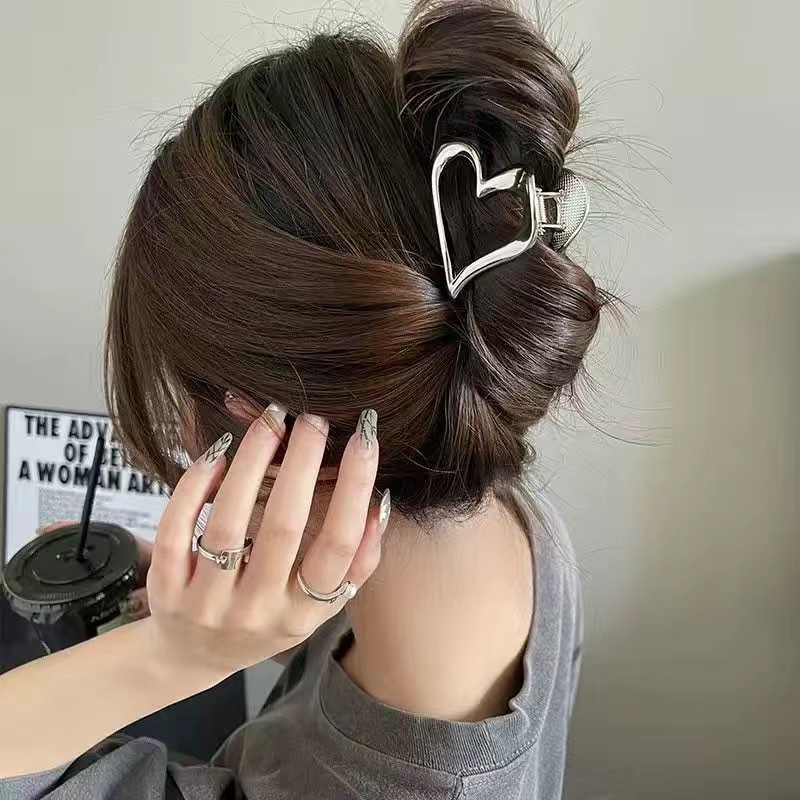 Silver metal dopamine hair clips, women's Instagram cold style grab clips, water diamond star hair clips, Korean hair accessories, bangs clips Application Scenario