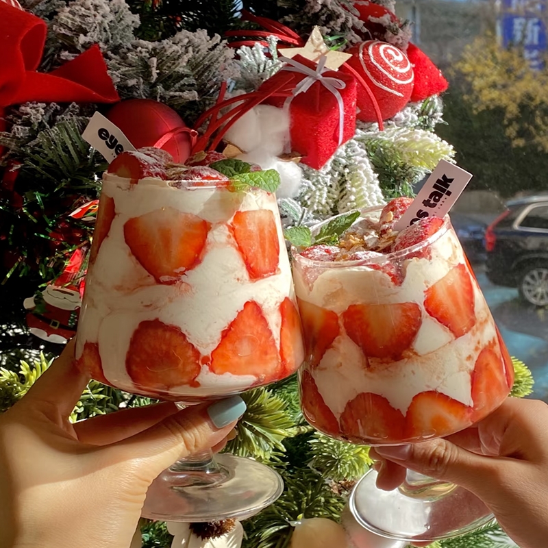 Strawberry cake cup, New Year's Eve brandy cup, romantic strawberry season glass tall stem red wine glass, cherry cake decoration cup details Picture