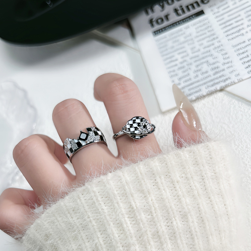 Sweet and cool personality, irregular planet checkerboard pattern, fashionable open ring, female androgynous style, hip-hop, niche, light luxury ring Application Scenario