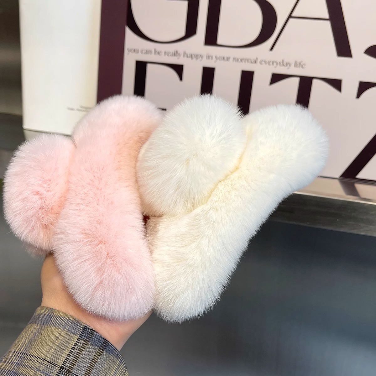 Korean genuine mink rabbit hair clips, women's hair accessories, high-end shark clips, plush updo hair clips, oversized fur hair clips Application Scenario