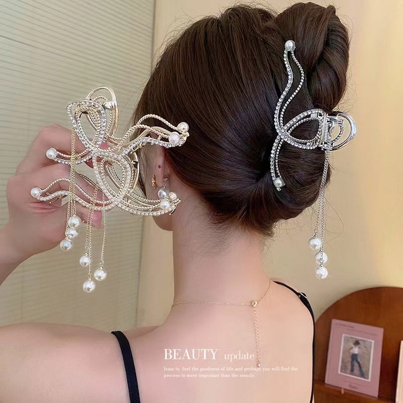 A niche and high-end French diamond-encrusted pearl tassel grabber, elegant and feminine, with a hairpin shark clip on the back of the head full figure