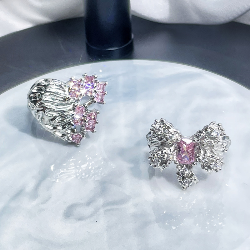 Sweet and cool pink diamond, slightly set with a touch of elegance, open ring, a delicate autumn and winter accessory for women, versatile ring, in an Instagram cool style details Picture
