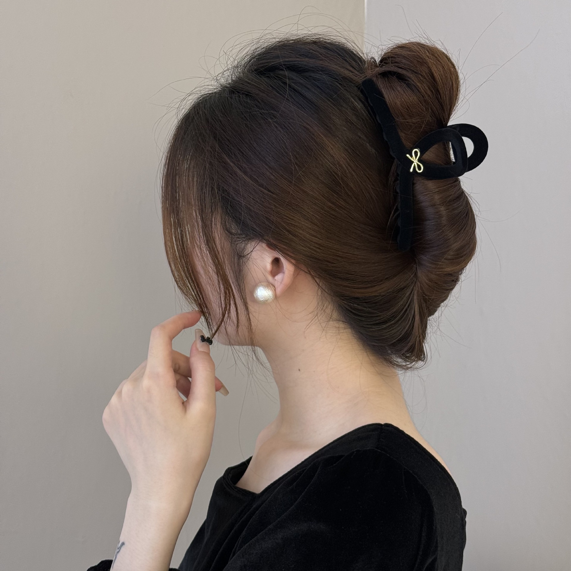 Spring/Summer Butterfly flocking Pinch Women's 2025 new style High-end back hair clip, elegant large shark clip headwear Specification drawing