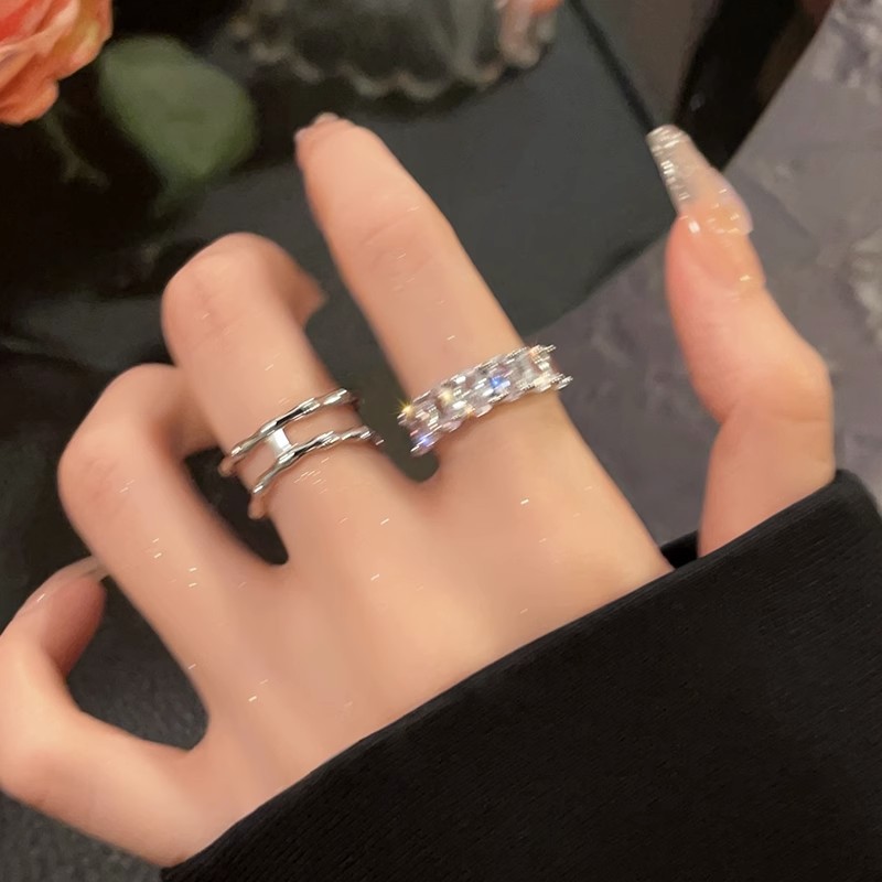 This niche design exudes a sense of sophistication and is versatile. It features a light luxury and exquisite combination of full diamonds and bamboo joints. The open-top ring with double-layer layering is a trend full figure