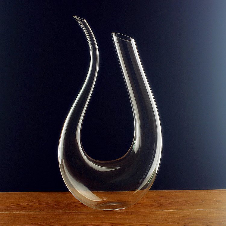 Factory wholesale handcrafted crystal U-shaped decanter set, gift box, harp decanter and wine dispenser Application Scenario