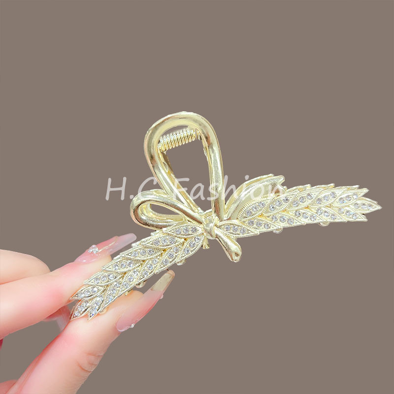 New high-end wheat ear bow grappling clip for women, elegant shark clip at the back of the head Application Scenario