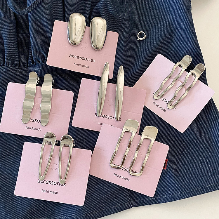 The French-style cold design with a metallic silver hair clip is simple and versatile. It features a duckbill clip and a fringe side clip for women full figure