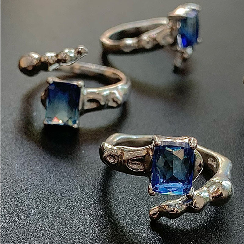 The gradient two-color zircon staggered opening ring exudes a sense of high-end women's style. It features an ins unique, fashionable, light luxury and niche design full figure