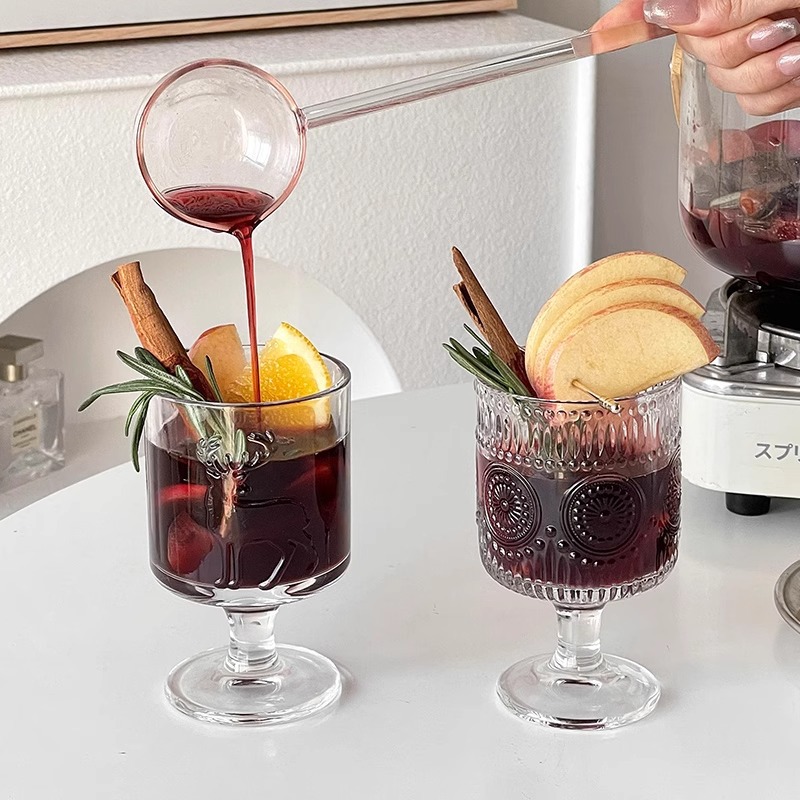Hot red wine glass, Christmas cocktail, sunflower tall glass, high appearance level, slightly tipsy, brewing wine, drinking, foreign wine glass, glass glass Application Scenario
