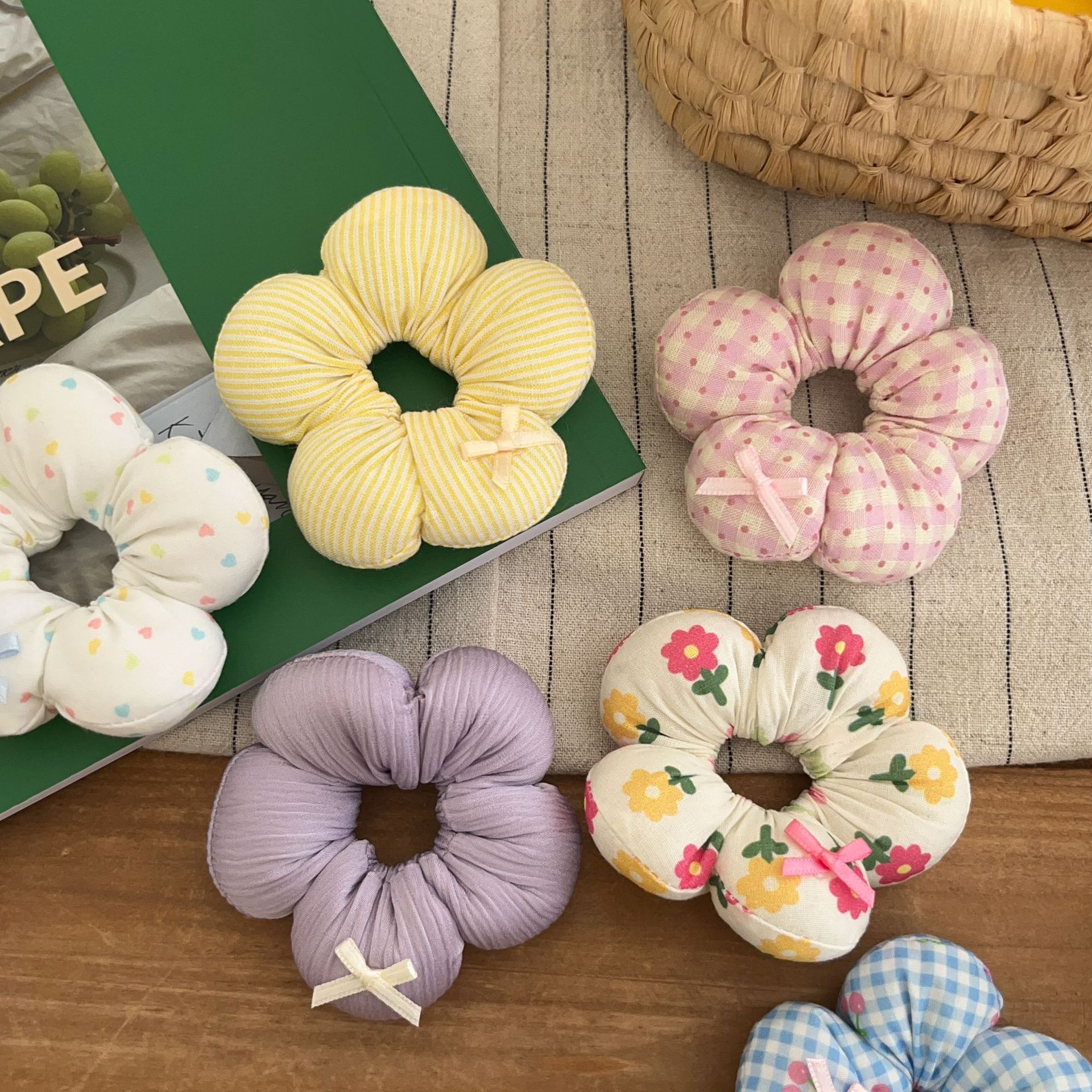 Cute floral checkered hair tie, flower sponge hair tie, girl bun hairstyle, large intestine circle hair tie, cotton pillow hair accessory Application Scenario
