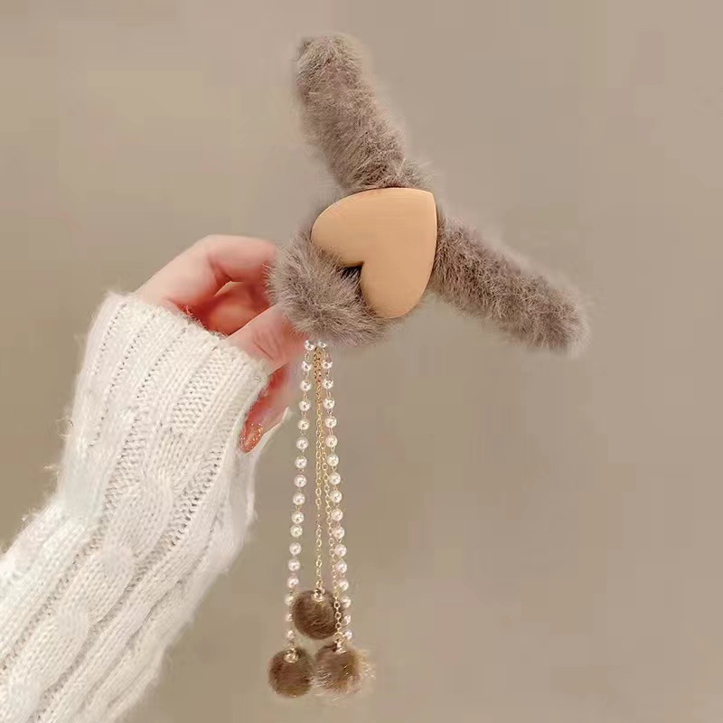Autumn and winter heart-shaped tassel pendant, hairball clip, plush grab clip, back of the head, top clip, hair accessory, hair accessory for women Application Scenario