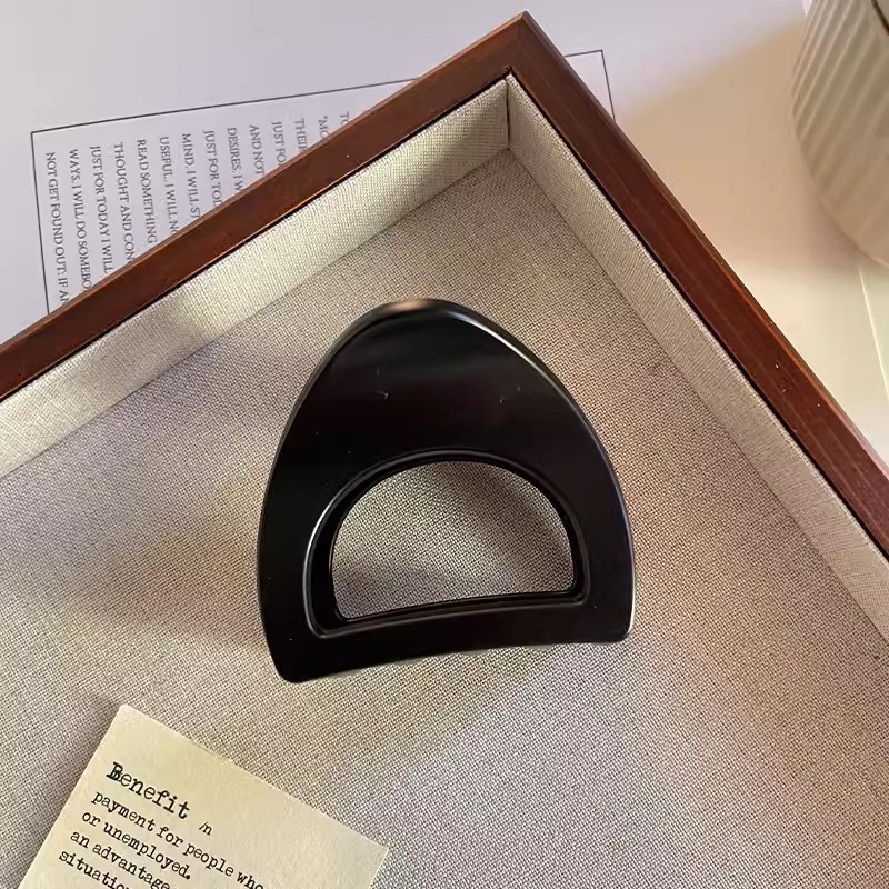 Simple semi-round high ponytail clip for women, 2025 new high-end style hairpin at the back of the head, summer shark clip headwear Application Scenario