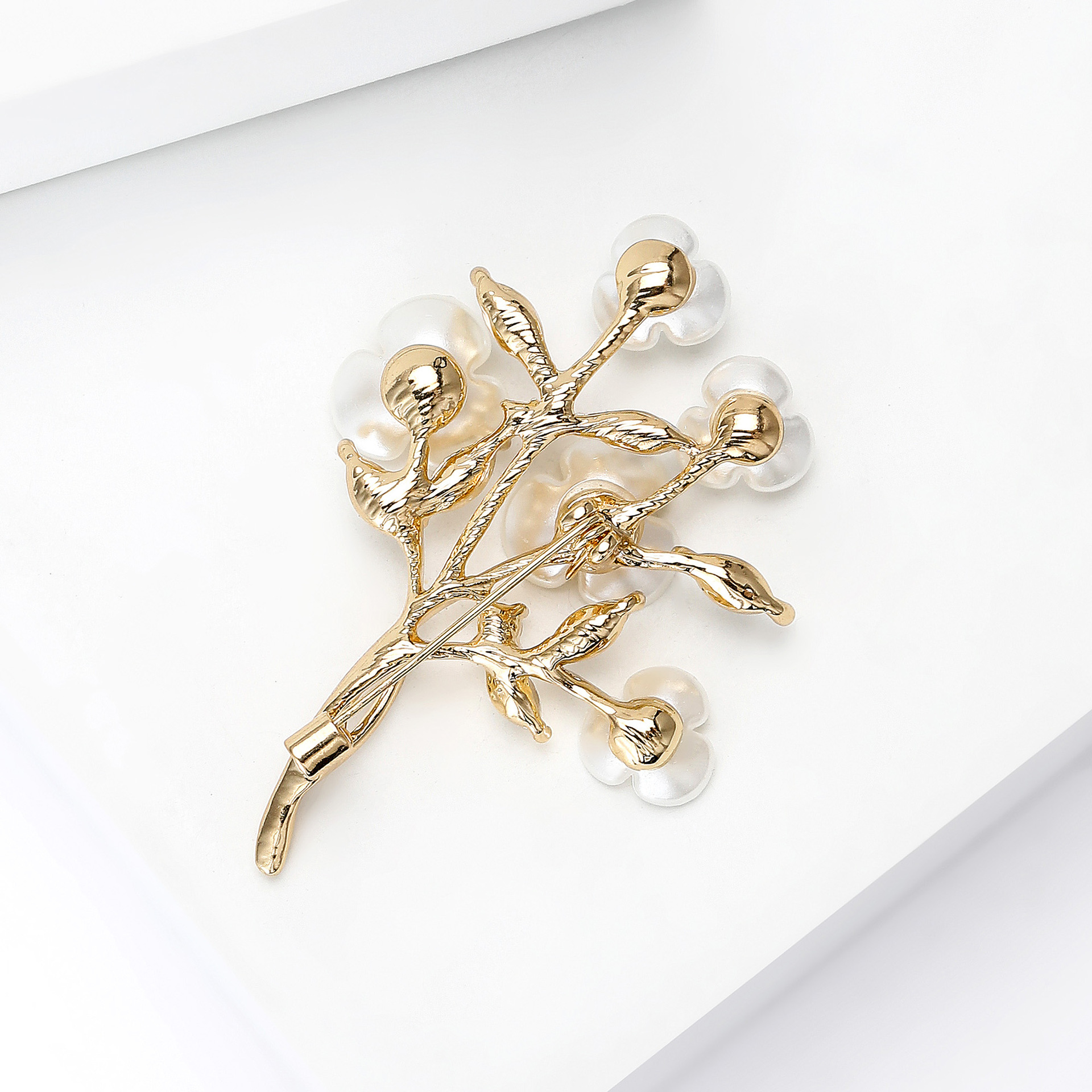 A new cross-border European and American shell peach blossom brooch with a high-end feel, a niche female wholesale brooch that is versatile Application Scenario