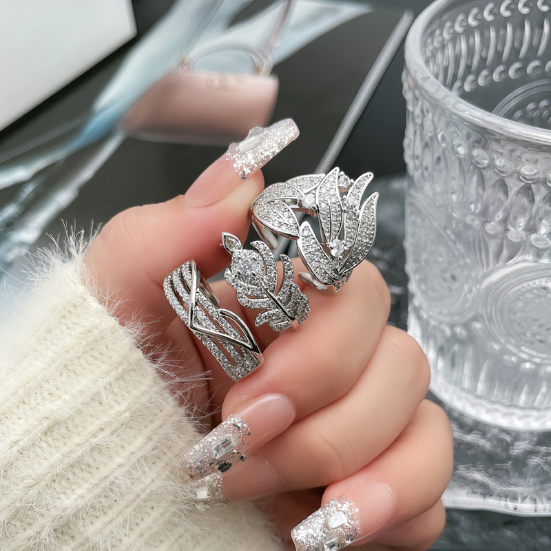 The Hong Kong-style socialite's leaf ring is adjustable for women. It features a niche design with an exquisite and high-end feel, exuding a light luxury vibe full figure