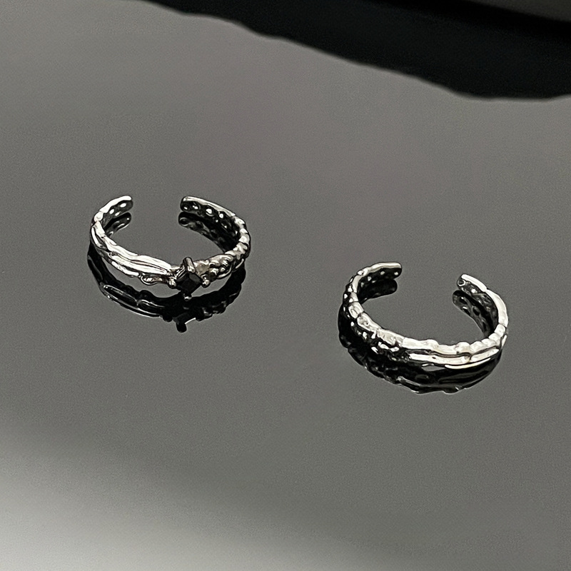 Dark and unique style pleated texture color-blocked open ring, punk gender-neutral style couple rings, versatile and trendy accessories Application Scenario