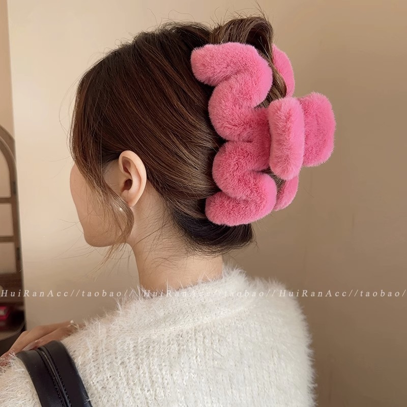 Imitation rabbit fur M letter plush clip, hair clip, women's scratch-off clip, extra-large hair volume, multiple curls, shark clip, ins high-end feel Specification drawing
