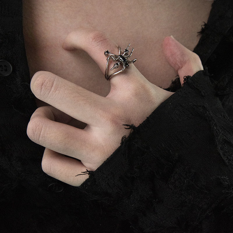 A niche design with a cold and cool style, dark gothic zircon, high-end and touching, trendy and cool personality, and an open black spider ring full figure