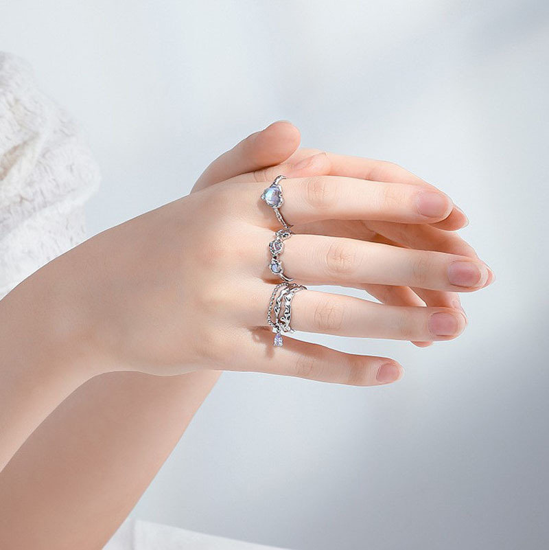The niche design of the best friend series features a unique heart-shaped ring with a cold and elegant feminine style, exuding a sense of luxury and sophistication. It is a fashionable open index finger ring Specification drawing