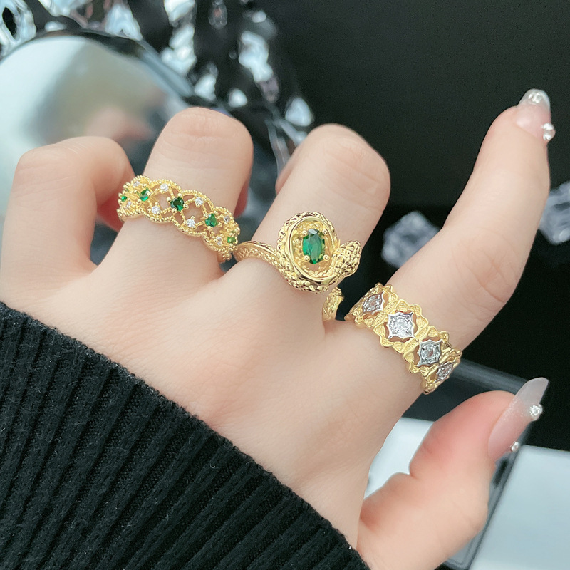 Cross-border European and American light luxury niche heavy industry green diamond Viper retro hollowed-out high-end style, court personality and temperament index ring full figure