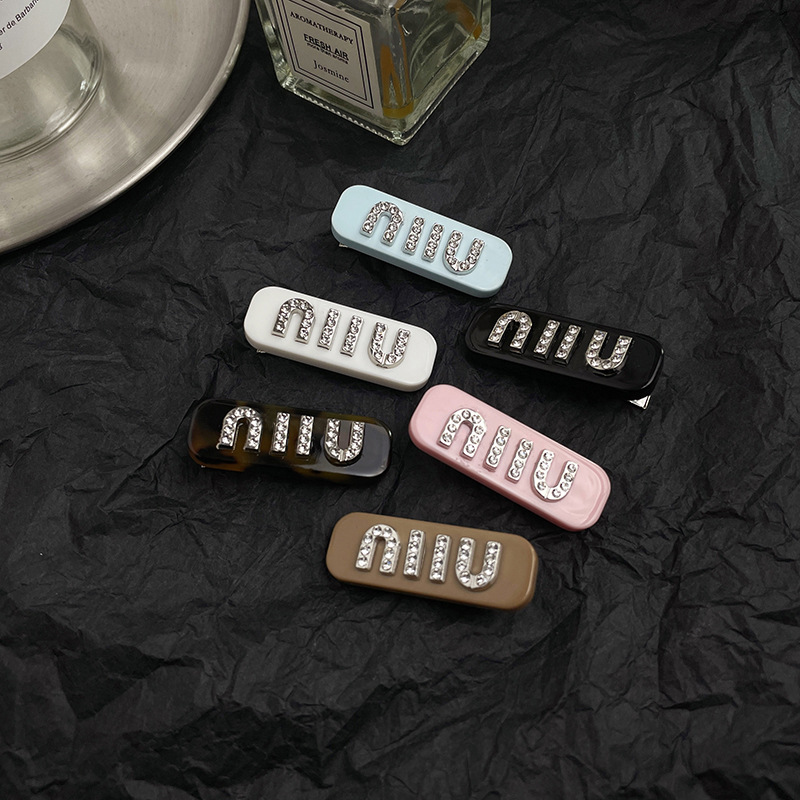 miumiu hair clips, side clips, women's side clips, Miumiu hair clips, 2025 new style bangs clips headwear, the same as Zhao Lusi's Application Scenario