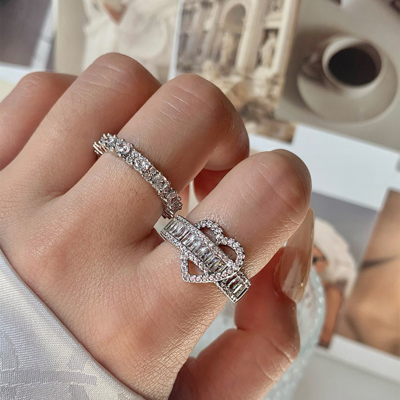 This is a niche design ring with a heart full of diamonds and a super shiny opening. It exudes a light luxury and a sense of sophistication, with a cold and fashionable style and a unique personality full figure