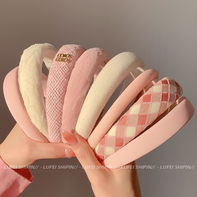 Little chanel-style pink plush hair band, high top hair tie for girls, spring and summer wide-edge face-washing headband, new style hair clip details Picture