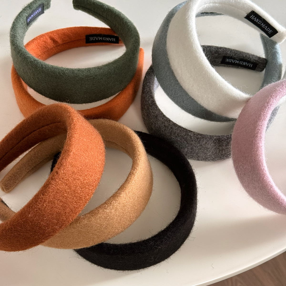A new style of wide-width woolen fabric hair band with a solid color and a high-end feel, featuring a versatile hairband and hair clip details Picture