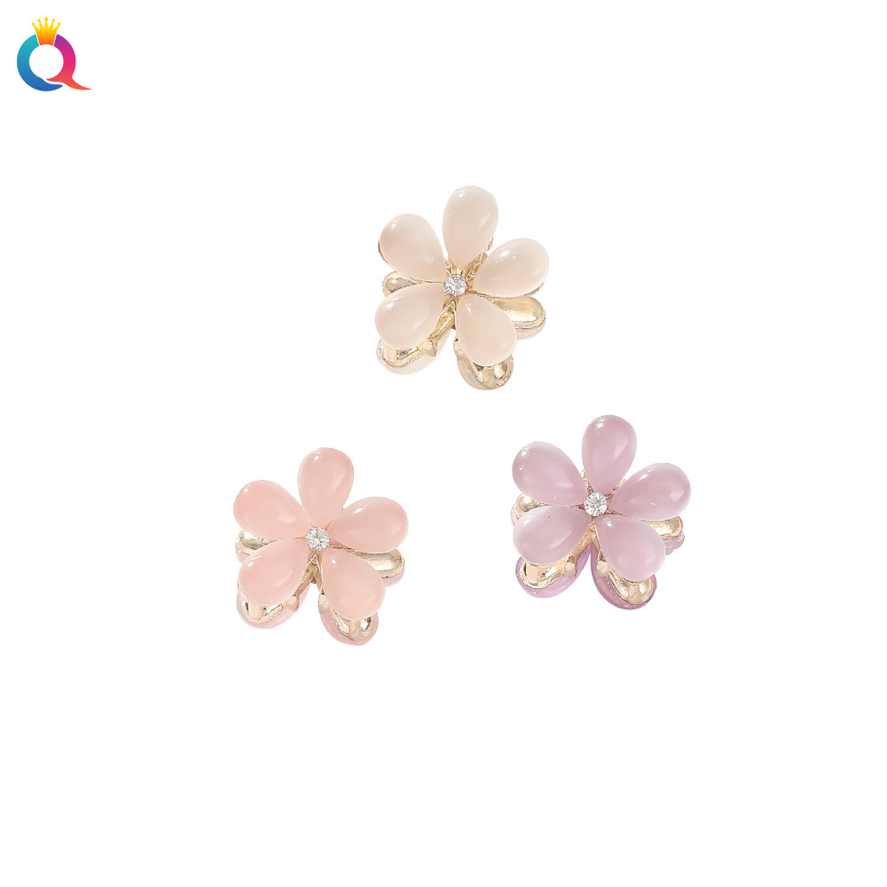 Wholesale of Qiyue Xiaoxiangfeng metal small scratch clips, cat's eye stone flower hair clips, bangs clips, side hair clips, and hair accessories Item Picture