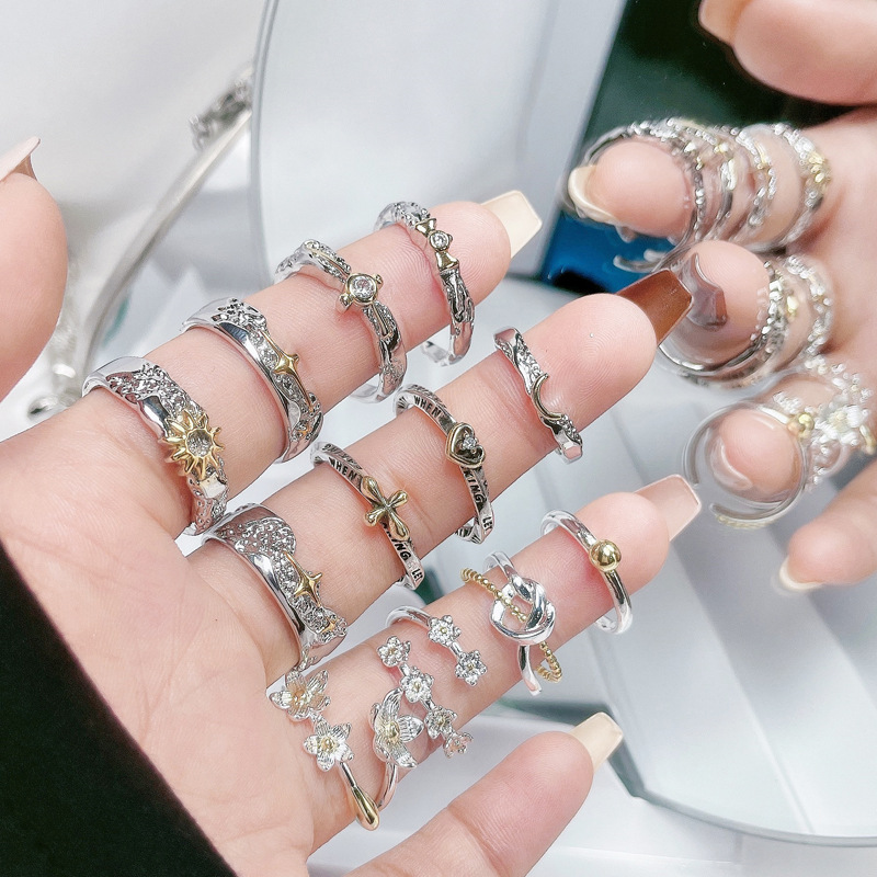 The irregular star-shaped heart-shaped opening ring with a unique color scheme exudes a high-end, trendy and cool vibe for women. It is a neutral and fashionable jewelry and index finger ring full figure