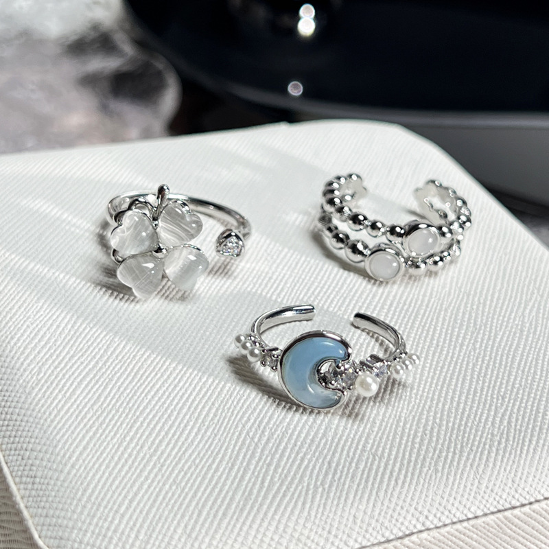 A niche design sense four-leaf clover rotatable ring for women on Instagram, a cold style moon cat's eye stone double-layer simple ring Application Scenario