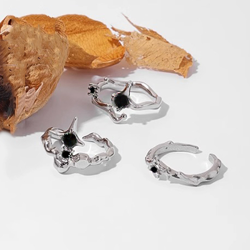 This is a simple and niche design for women with a European and American style, featuring a unique starlight opening ring. It exudes a sense of sophistication and fashion, and is versatile and elegant details Picture
